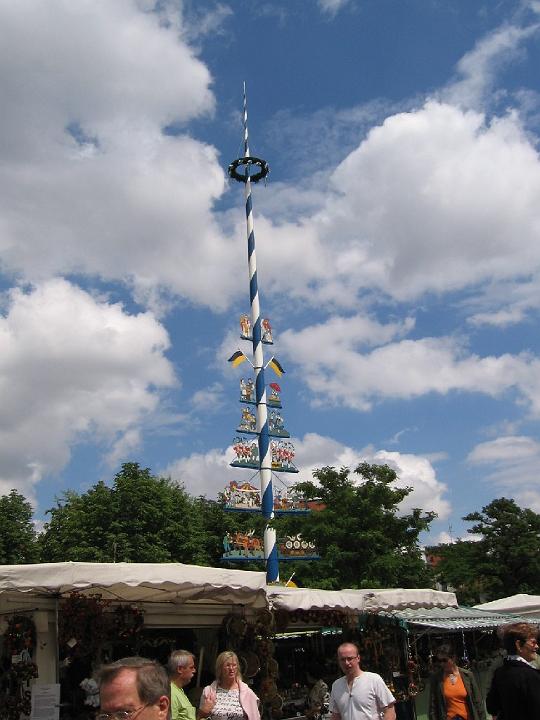 Muenchen 033.jpg - Das in der Renaissancezeit gegründete Hofbräuhaus befindet sich heute in einem Bau des 19. Jahrhunderts am Platzl. In München finden sich ca. 1.200 Brunnen, davon ca. 700 städtische. Der älteste ist der Fischbrunnen auf dem Marienplatz.